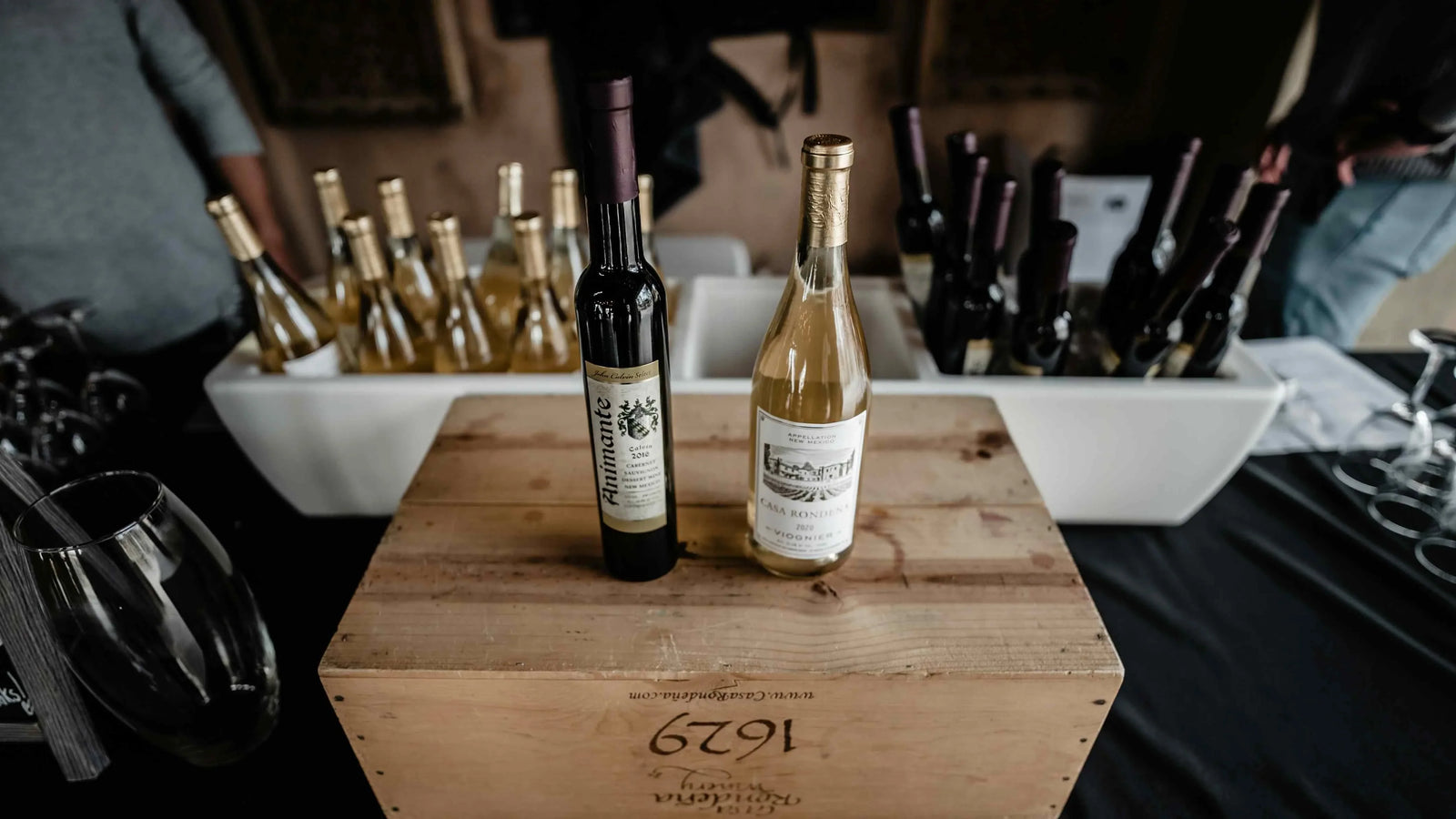 Deux bouteille de vin posé sur une caisse en bois