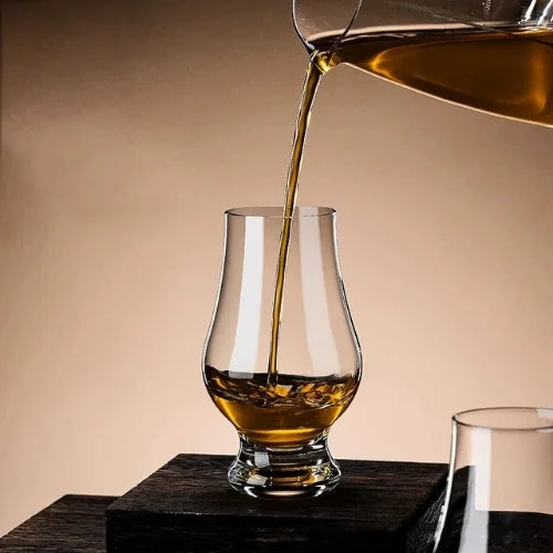 Deux verres à whisky qui trinquent, illustrant l’esprit convivial et chaleureux de vos soirées dégustation.