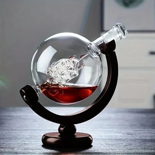 Carfe à whisky en forme de globe à moitié remplie