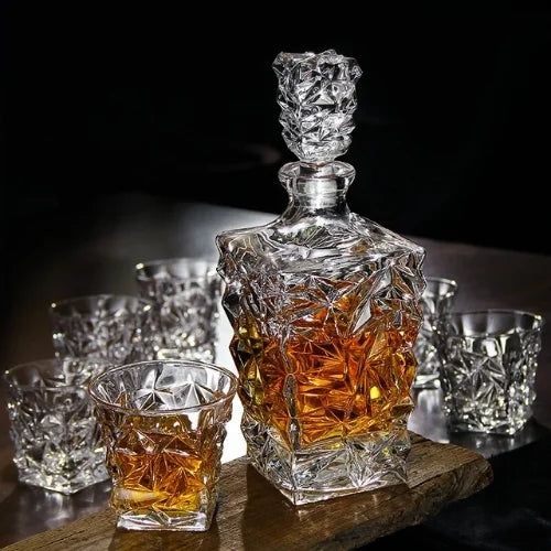 Carafe à whisky vintage en cristal sur une table rustique