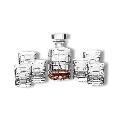 Mise en situation d’un coffret whisky avec carafe et verres, disposés élégamment sur une table pour une ambiance conviviale.