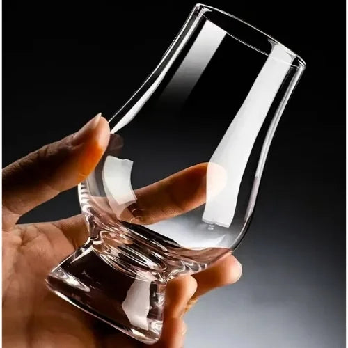 Le whisky se verse délicatement dans un verre Glencairn, illustrant une dégustation raffinée.