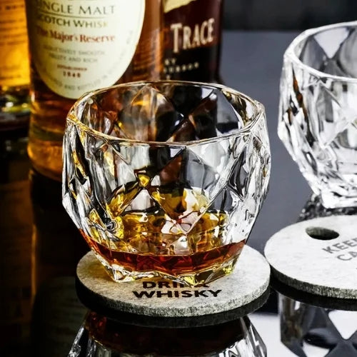 Le verre à whisky diamant en main, révélant son design fascinant et ses jeux de lumière.